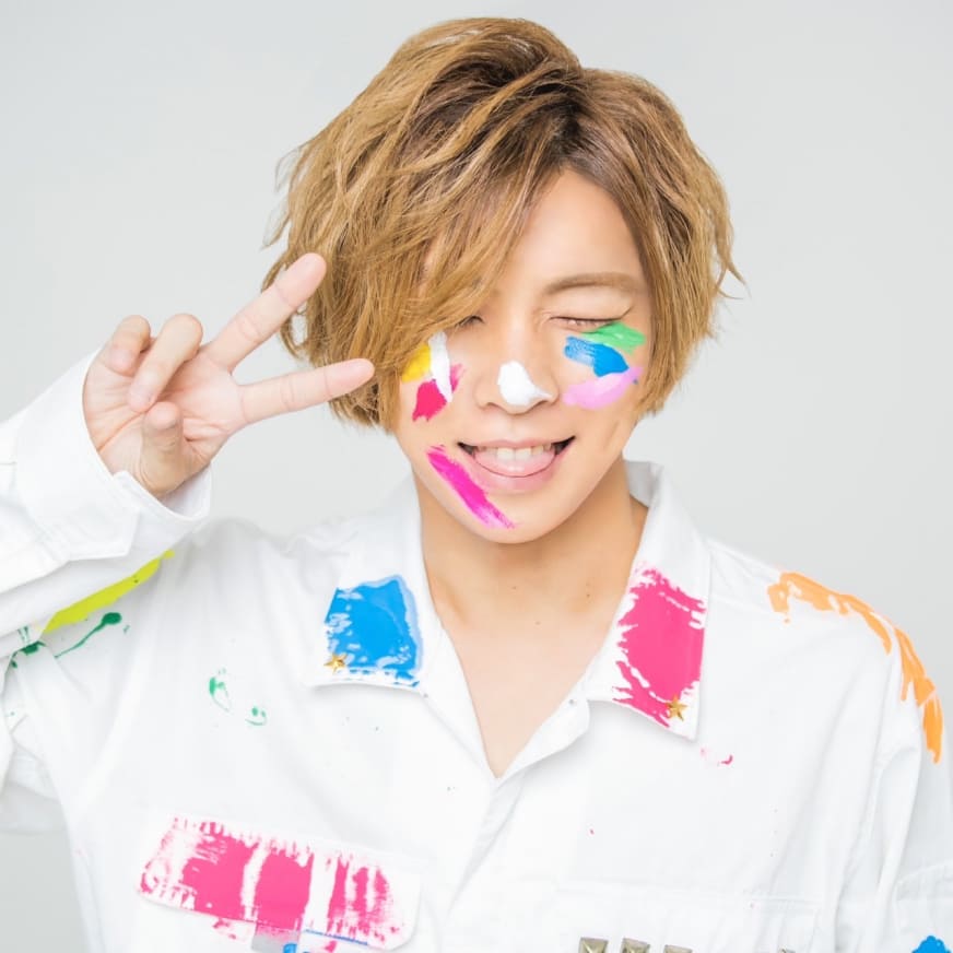 安達 勇人（いばらき大使）がピースしている